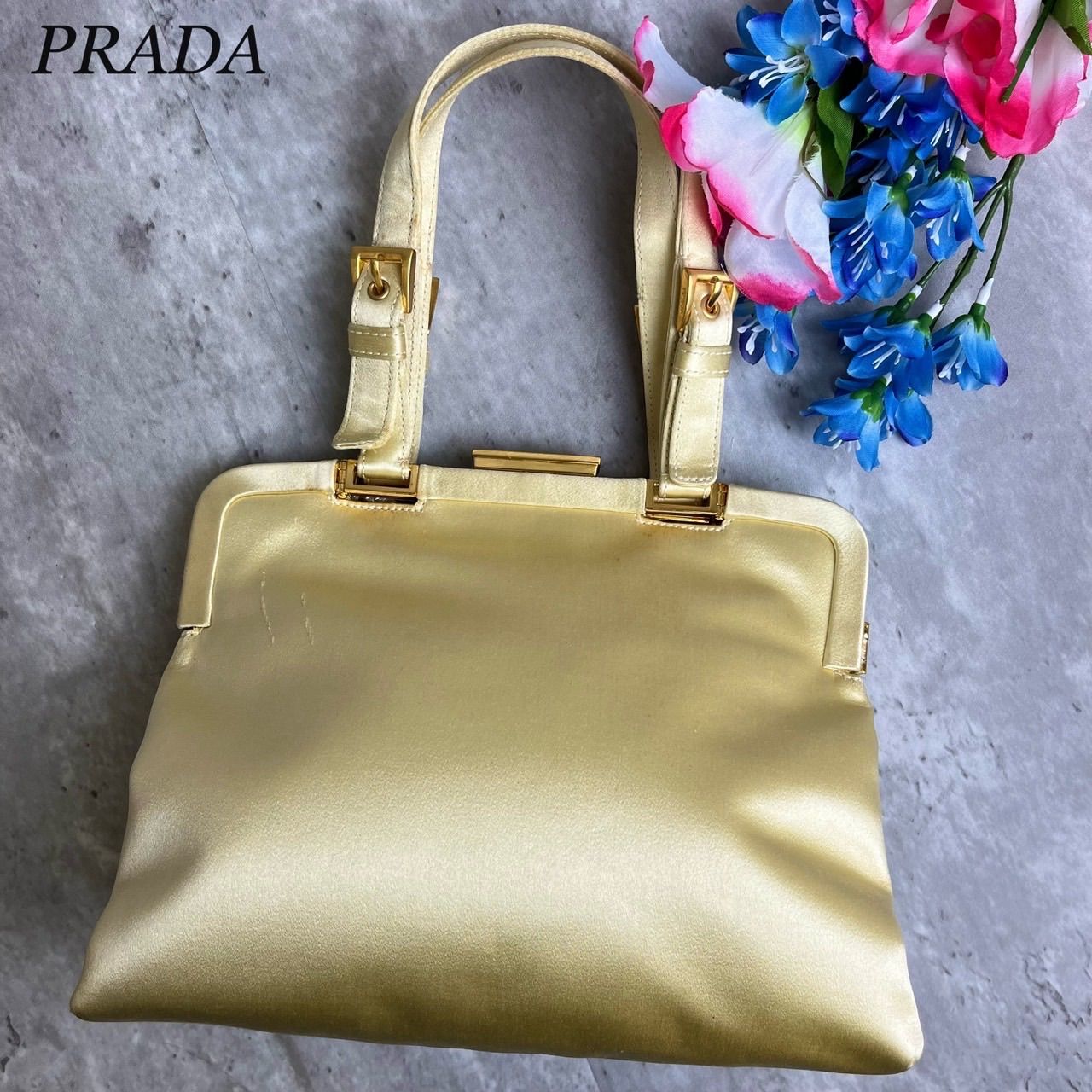 ✨良品✨ PRADA プラダ ハンドバッグ トートバッグ がま口 バックル ロゴ型押し ゴールド金具 ロゴ総柄 ロゴプレート サテン レディース ゴールド  金色 - メルカリ