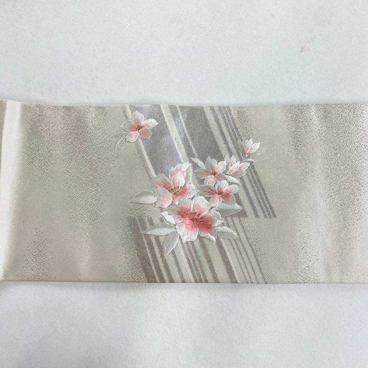 ゆりのはな　名古屋帯　十二支　干支　刺繍加工　金糸入り　ベージュ色系　C807 ゆりのはな 名古屋帯 十二支 干支 刺繍加工 金糸入り ベージュ色