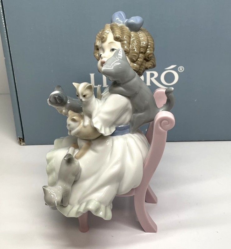 リヤドロ　少女と猫　陶器　置物 リアドロ LLADRO 小さな家族 フィギュリン 置物 猫 少女 陶器 リヤドロ