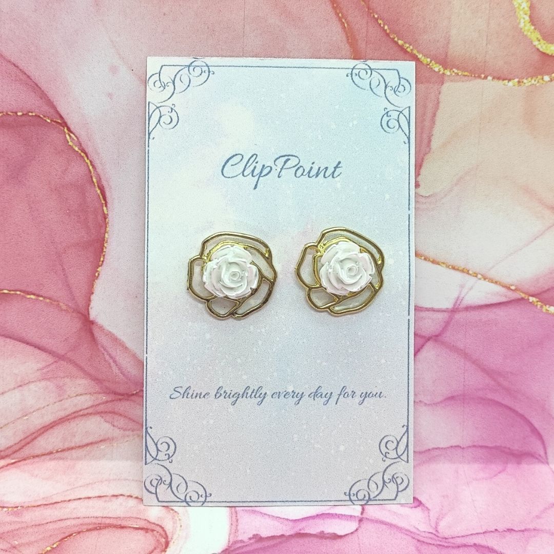 ゴールドのバラ透かしパーツに白いバラを乗せたピアス お花ピアス 