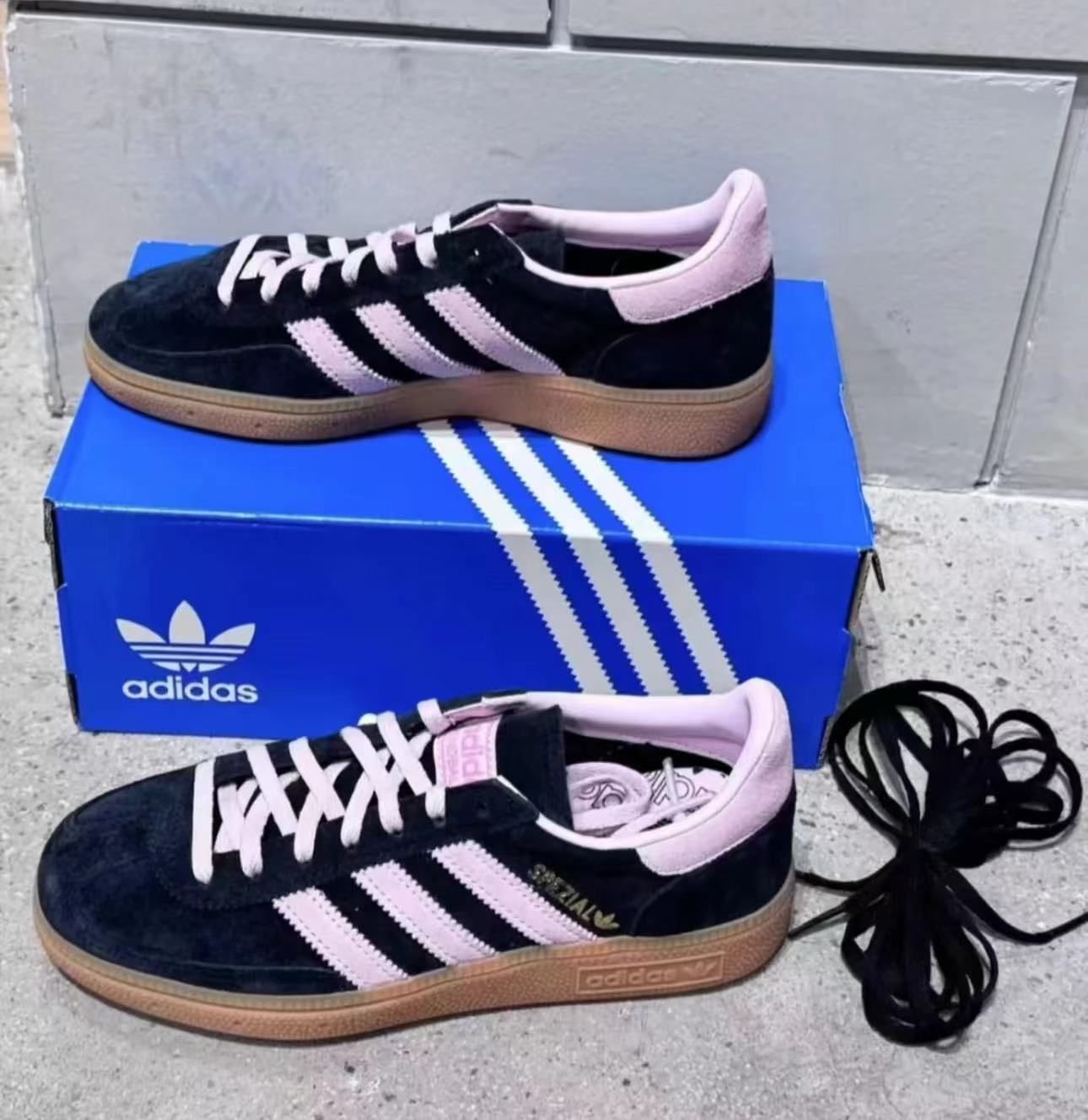 新品 adidas ハンドボール スペツィアル Handball Spezial レディース スニーカー Core Black/Clear Pink/Gum