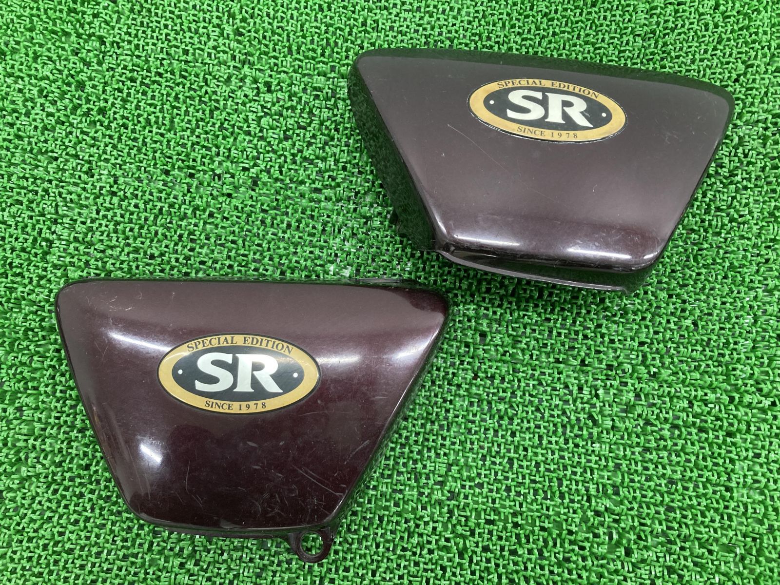 SR400 SR500 サイドカバー 左右 ワインM ヤマハ 純正 中古 バイク 部品 1JR RH01J 1JN エンブレム 割れ欠け無し 品薄 車検 Genuine