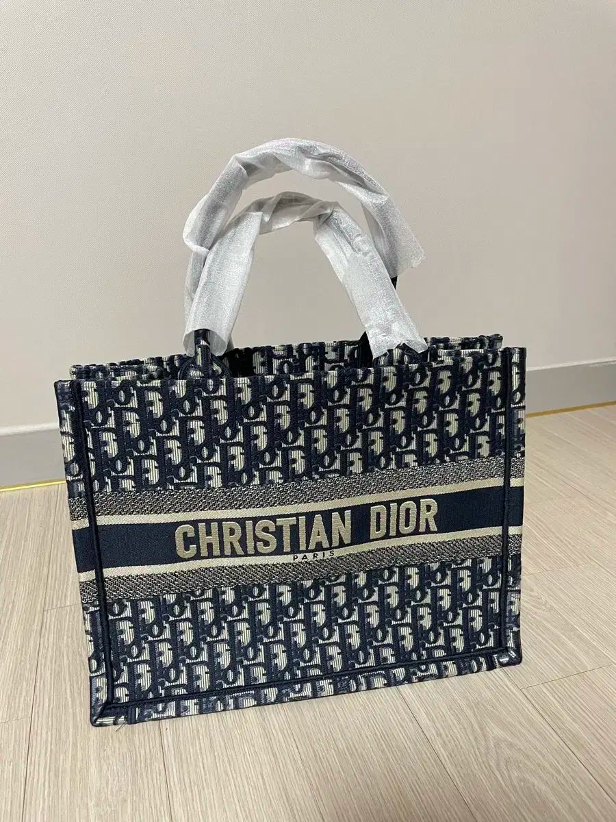 Dior ディオール ブックスドット ミディアム