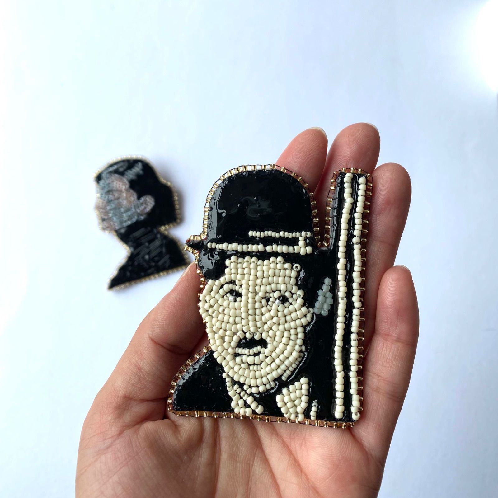 チャールズチャップリンのビーズ刺繍ブローチ - メルカリ チャールズチャップリンのビーズ刺繍ブローチ - メルカリ