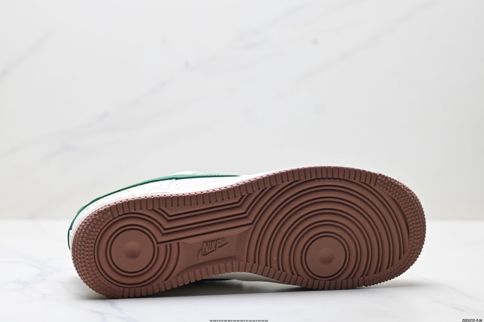 NIKE AIR FORCE 1'07 LV8. The original last and cardboard are