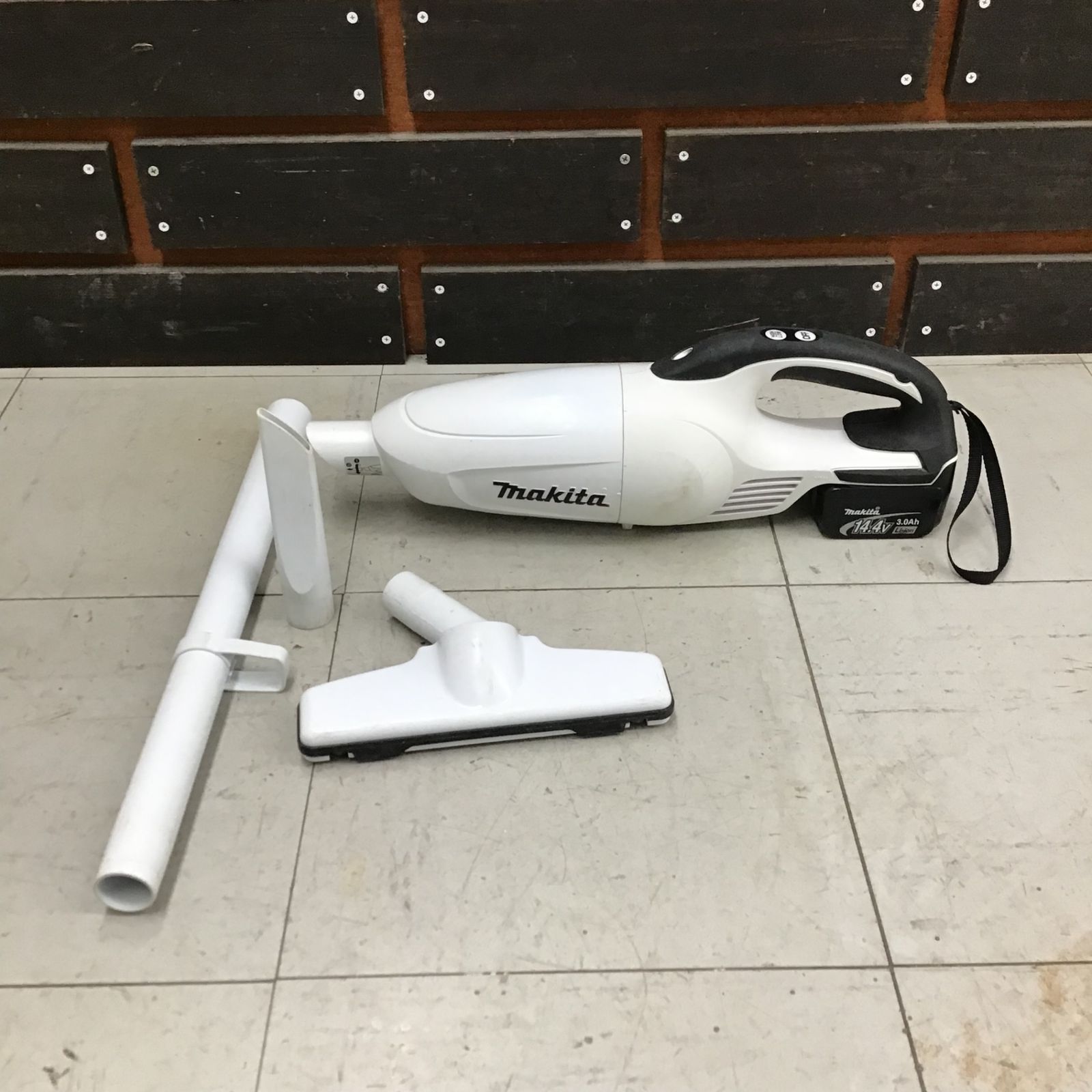 Makita ハンディ掃除機  14.4V用　2台まとめ売り Makita ハンディ掃除機 14.4V用2台まとめ売り