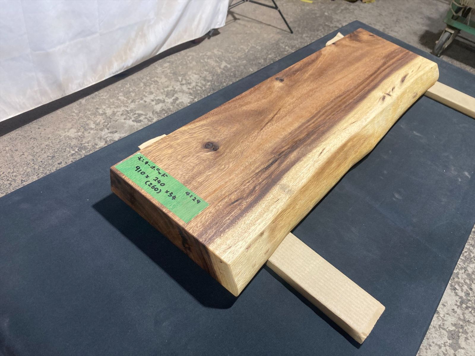 ショップ モンキーポッド4129 一枚板無垢 乾燥材 910x240x54mm