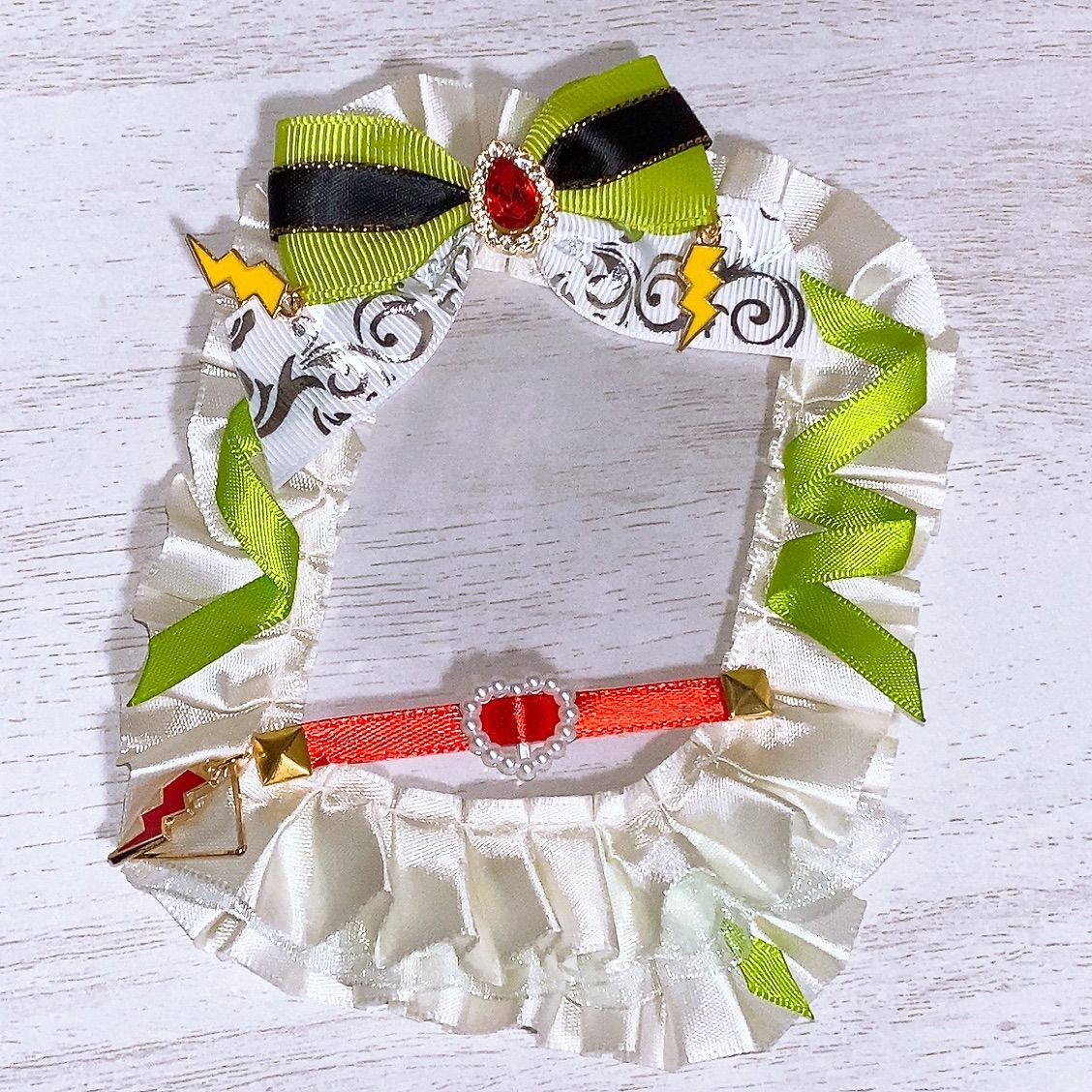 硬質ケースデコ 白 痛ロゼット トレカケース 黄緑 - きむちょ工房