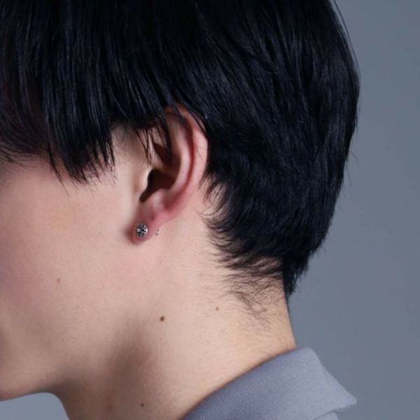 スタッズピアス タテガミシンボル