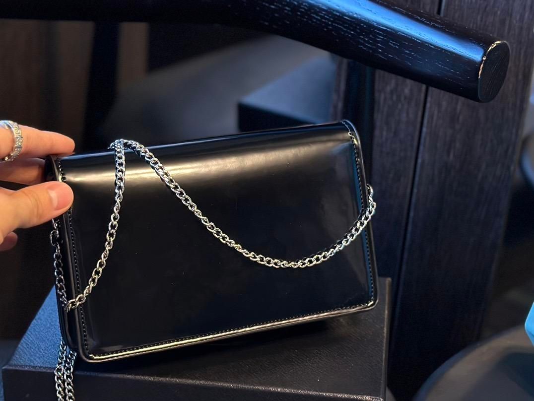 PRADAプラダの超美しいブラックショルダーバッグ