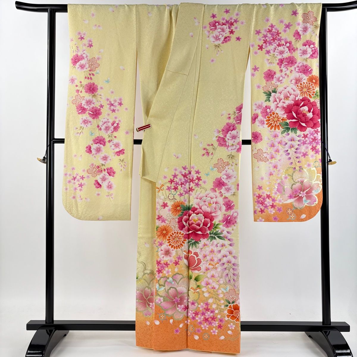 ≪美品≫正絹 振袖のみ【283】【身長155㎝〜165㎝の方用】 振袖 身丈162cm 裄丈65cm M 袷 牡丹 蝶 銀通し 刺繍 薄黄 正絹