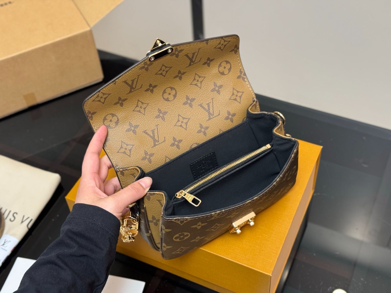 LOUIS VUITTONモノグラムメッセンジャーバッグ 今日特価】LV Monogram Messenger Bag ルイ・ヴィトン