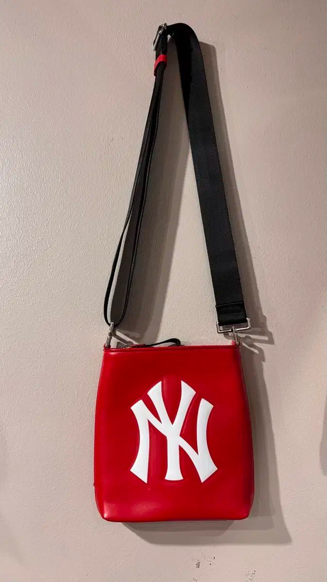 通常価格 9 1万ウォン MLB ニューヨーク ヤンキース ビッグロゴ クロスバッグ