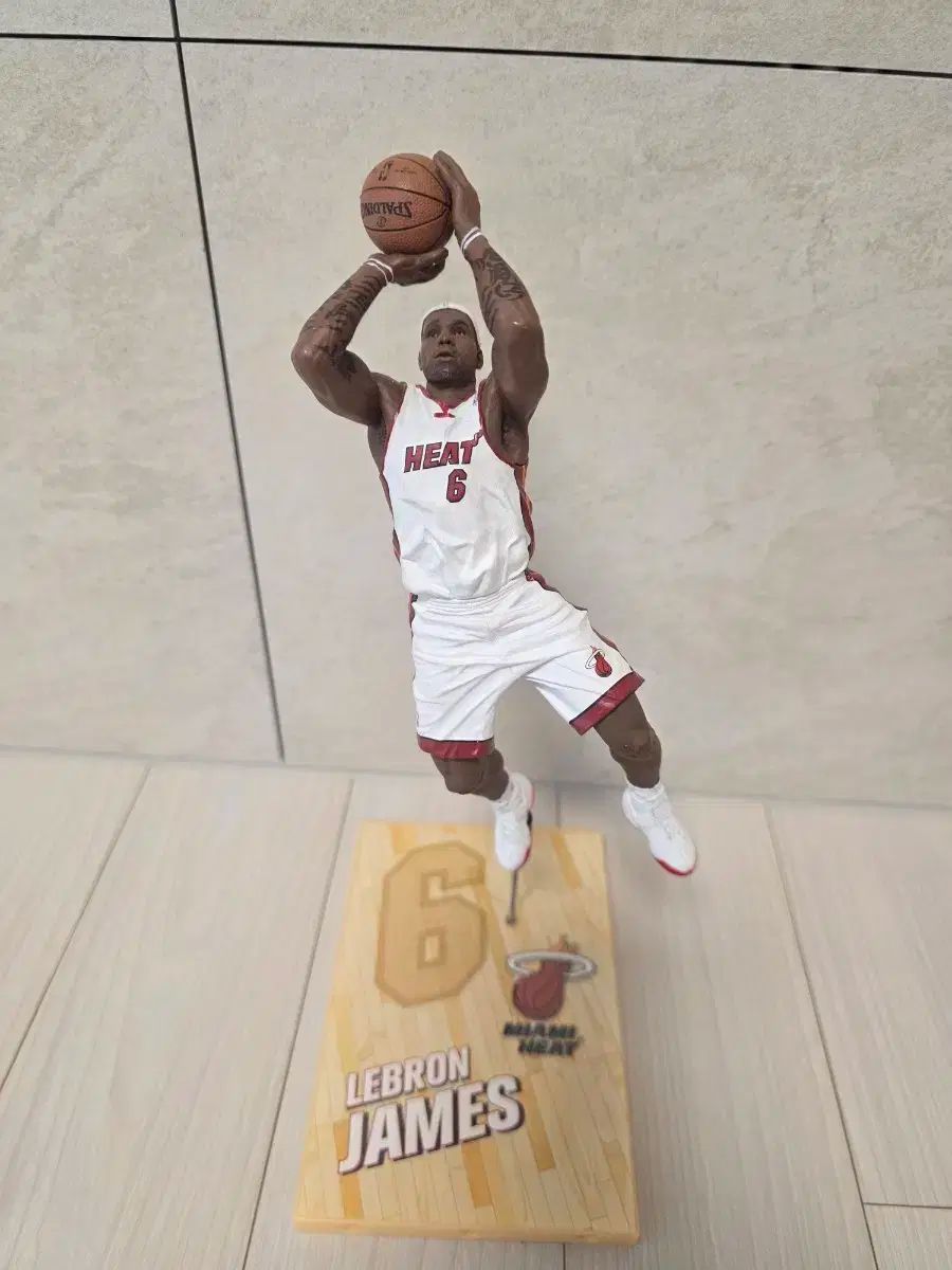 レブロン ジェームズ マイアミ ヒット フィギュア