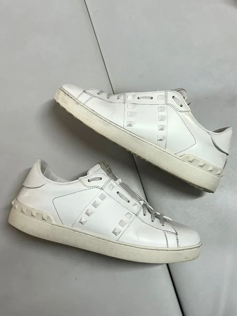 【雷市場（ポンジャン）商品韓国直送】VALENTINO(ヴァレンティノ) スニーカーズ 41 サイズ
