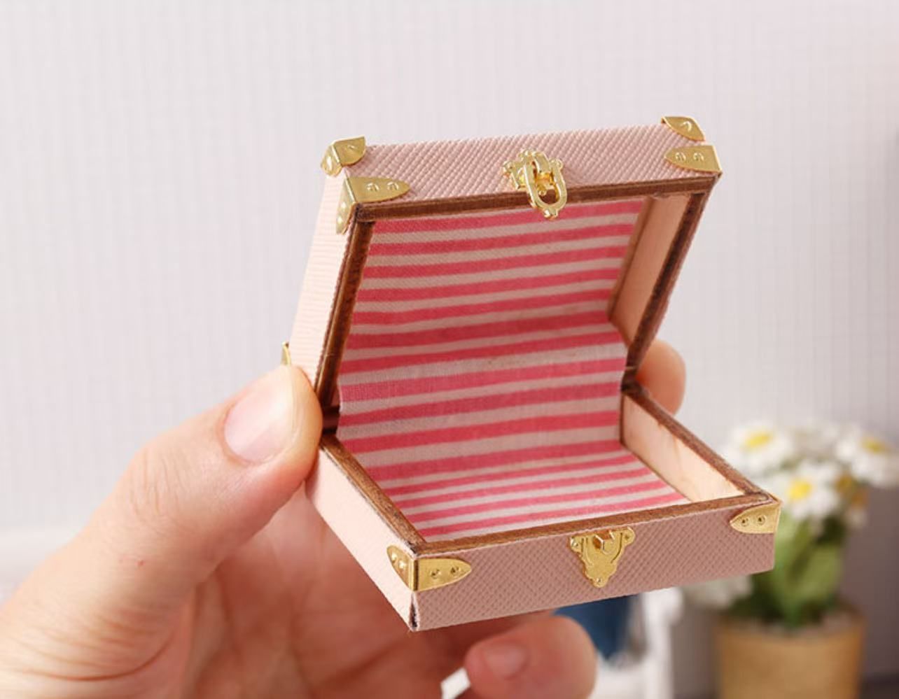 ドールハウス ミニチュア 収納用 アンティーク風トランク（大）1点 全2