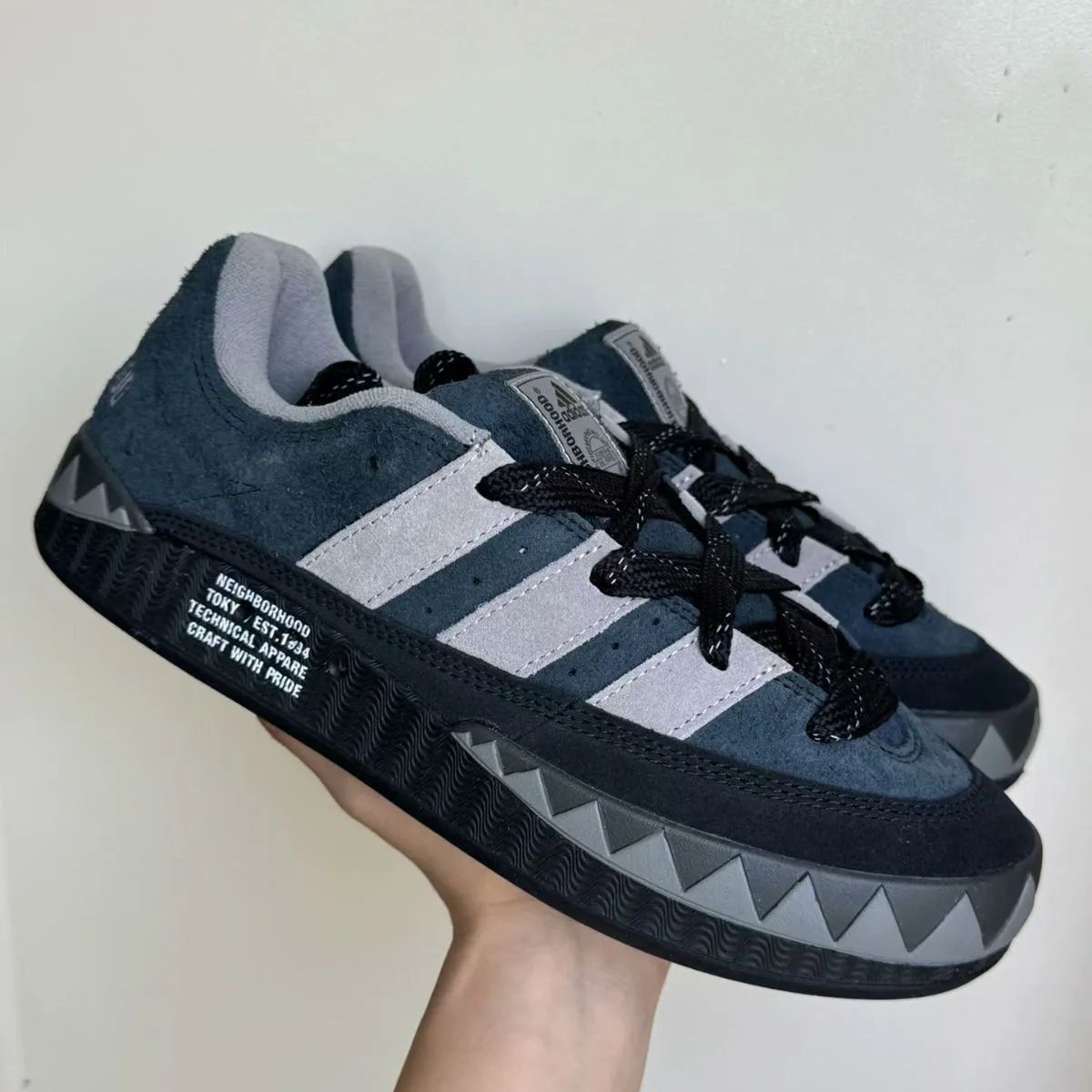 新品 NEIGHBORHOOD × ADIDAS ORIGINALS ADIMATIC CORE BLACK/SOLID GRAY ネイバーフッド × アディダス  オリジナルス アディマティック コアブラック/ソリッドグレー HP6770 男女兼用 - メルカリ