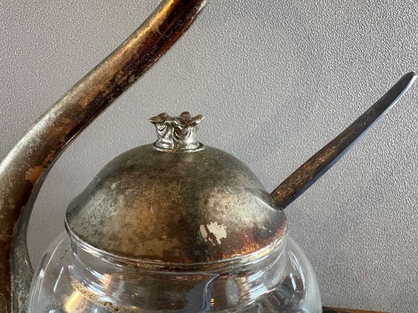 ヨーロッパの古い白鳥の形をしたシュガーポット