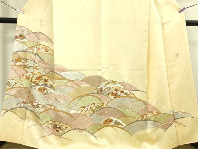 平和屋本店●極上　皇室献上作家　藤井寛　訪問着　駒刺繍　雪芝吉祥花文　鳥の子色地　金彩　逸品　DZAA2207kh4 平和屋本店○極上 皇室献上作家 藤井寛 訪問着 駒刺繍 雪芝吉祥花文