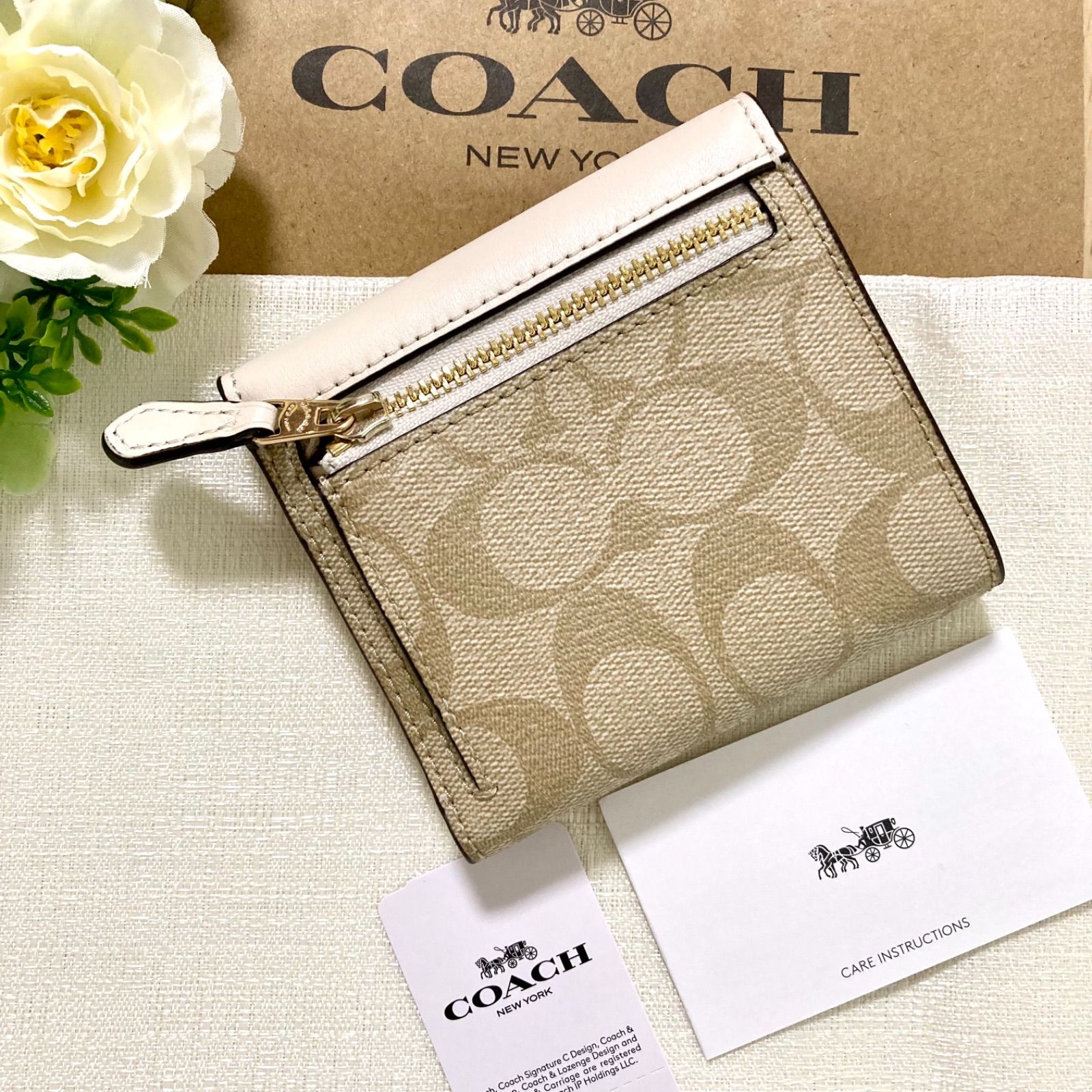 新品 COACH コーチ ミニ財布 3つ折り 白 シグネチャー チョーク 三つ折 - メルカリ