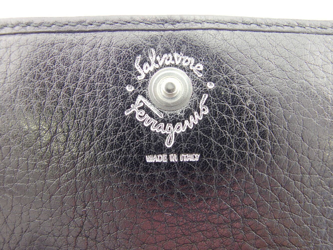 【超メルカリ市★最大30％OFFセール中】サルヴァトーレフェラガモ Salvatore Ferragamo 二つ折り財布 NERO レディース 