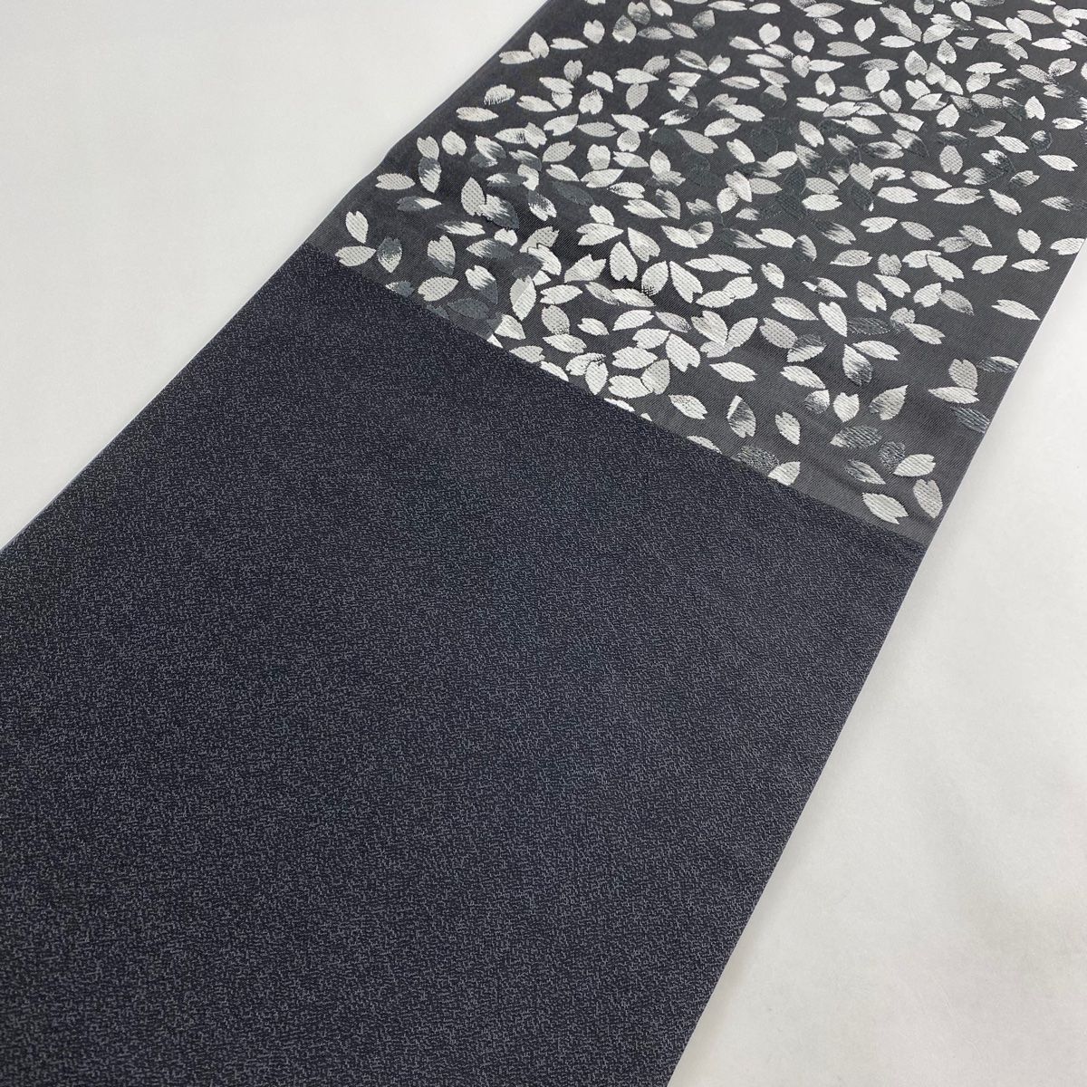 袋帯 名品 桜の花びら 銀糸 黒灰 六通 正絹 【中古】 - メルカリ
