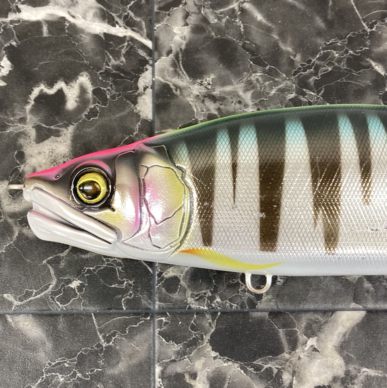 カラー ヴィジブルシルバーシャッド