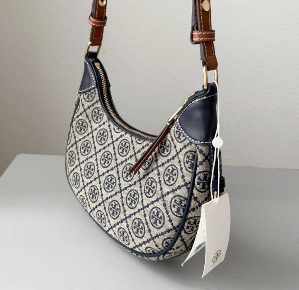 Tory Burch】Tモノグラム ラフィア クレッセントバッグ Tory Burch】Tモノグラム ラフィア クレッセントバッグ