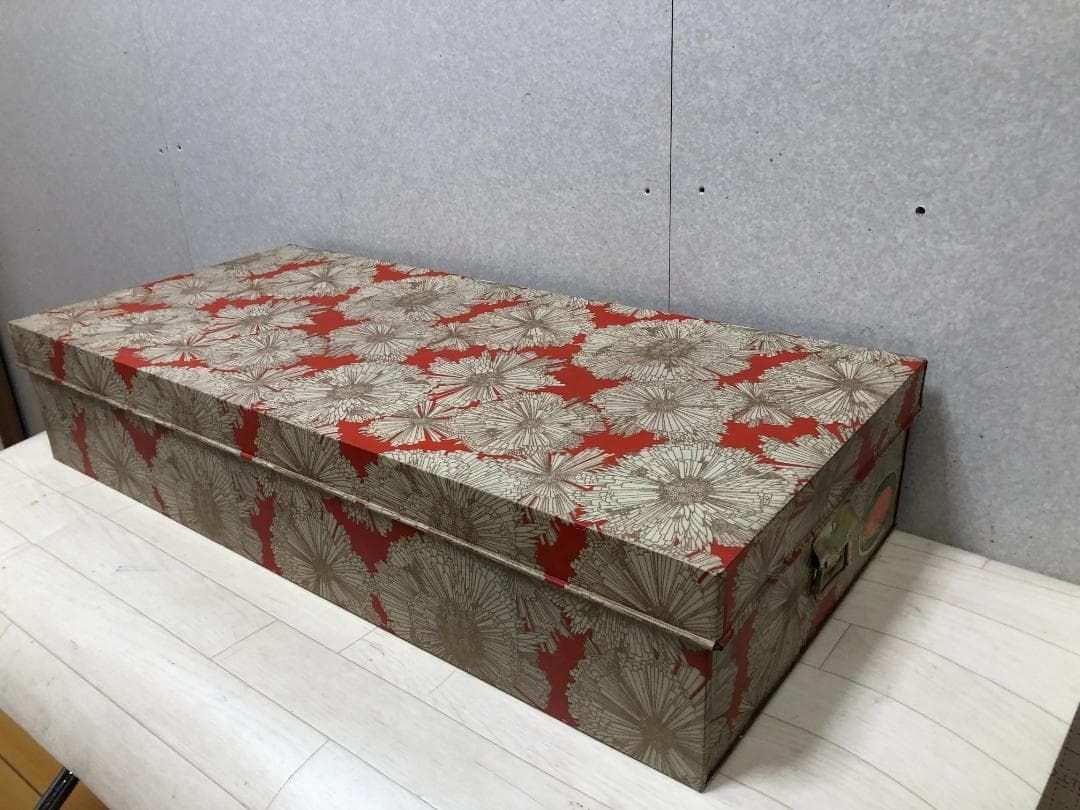 菊柄　昭和レトロ 収納 道具箱 ブリキケース 着物 おまけ着物5着他まとめ 菊柄 昭和レトロ 収納 道具箱 ブリキケース 着物 おまけ着物5着他まとめ
