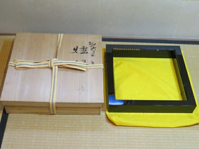 値下げ、塗師一斎作　松唐紋蒔絵炉縁【極上品】　囲炉裏/お茶道具 塗師 岡本陽斎造 枝唐松蒔絵黒一閑炉縁（共箱） 茶道具 茶道