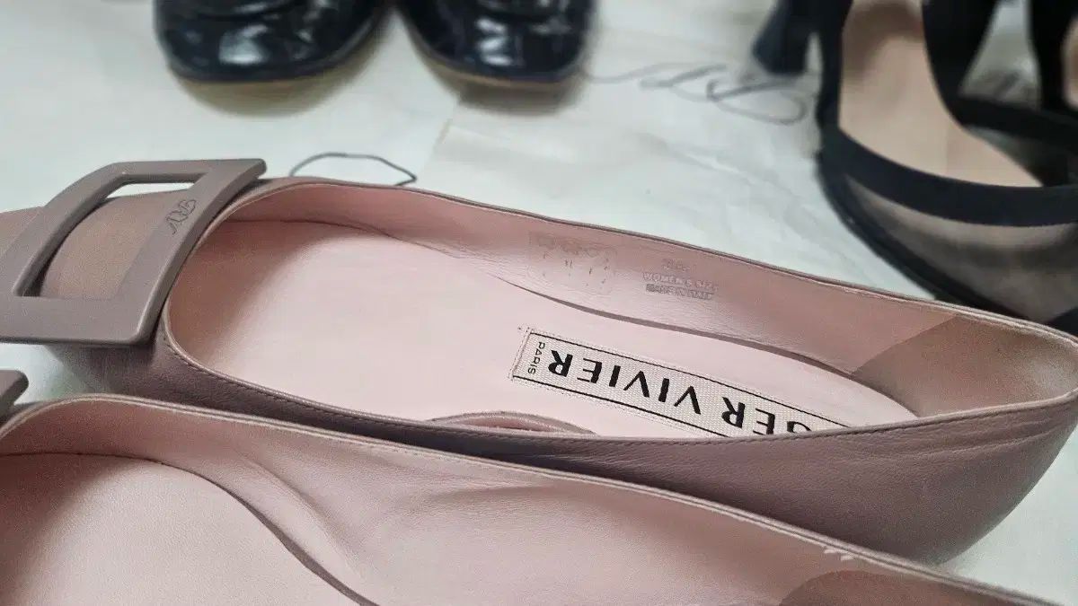 【試着のみ】ロジェヴィヴィエ　パンプス　フラットシューズ　ピンク　総柄 Roger Vivier(ロジェ・ヴィヴィエ) フラットシューズ 試着のみ