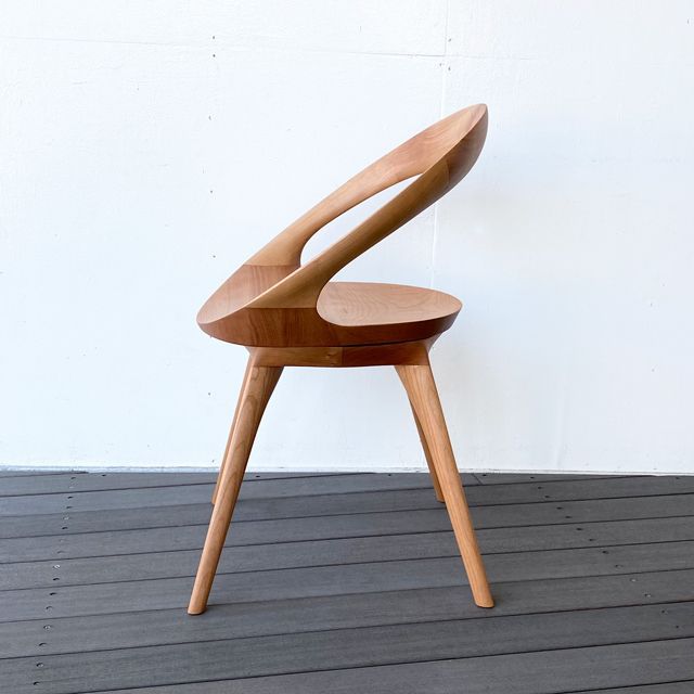 回るイス　木製椅子