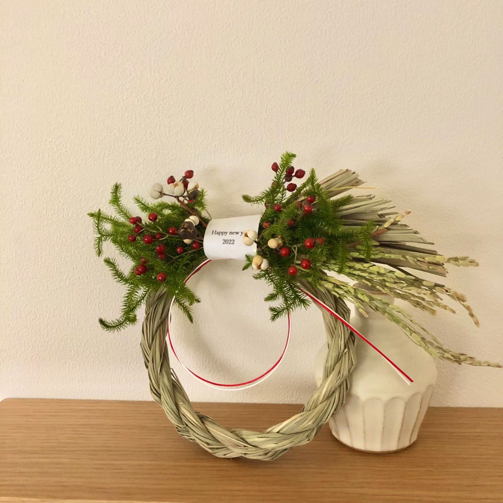 Happy new year 2024 ヒカゲノカズラと紅白のしめ縄飾り Happy new year 2024 ヒカゲノカズラと紅白のしめ縄飾り Happy new