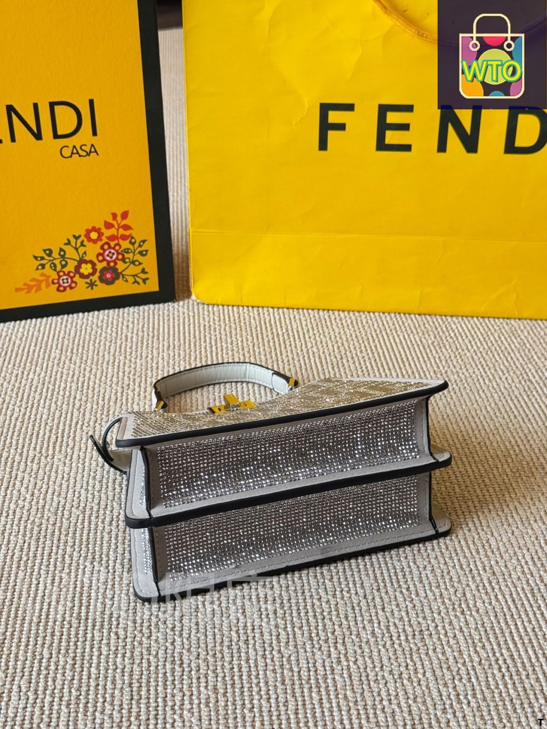 今日特価】Fendi フェンディ ピーカブー キティバッグ 日常通勤