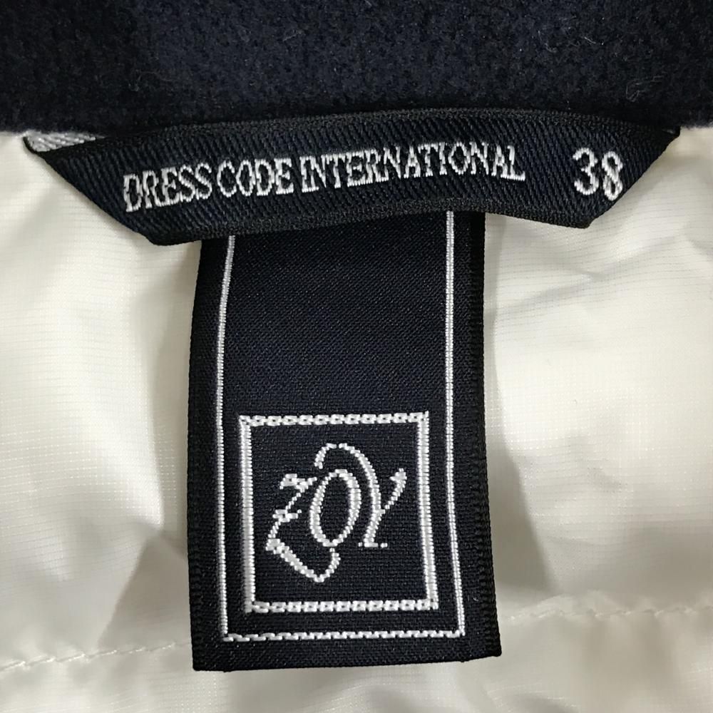 ゾーイ ダウンベスト 白×ネイビー 地模様 ジップ上英字 ダウン90％ ゾーイ ダウンベスト 白×ネイビー 地模様 ジップ上英字 ダウン90％｜