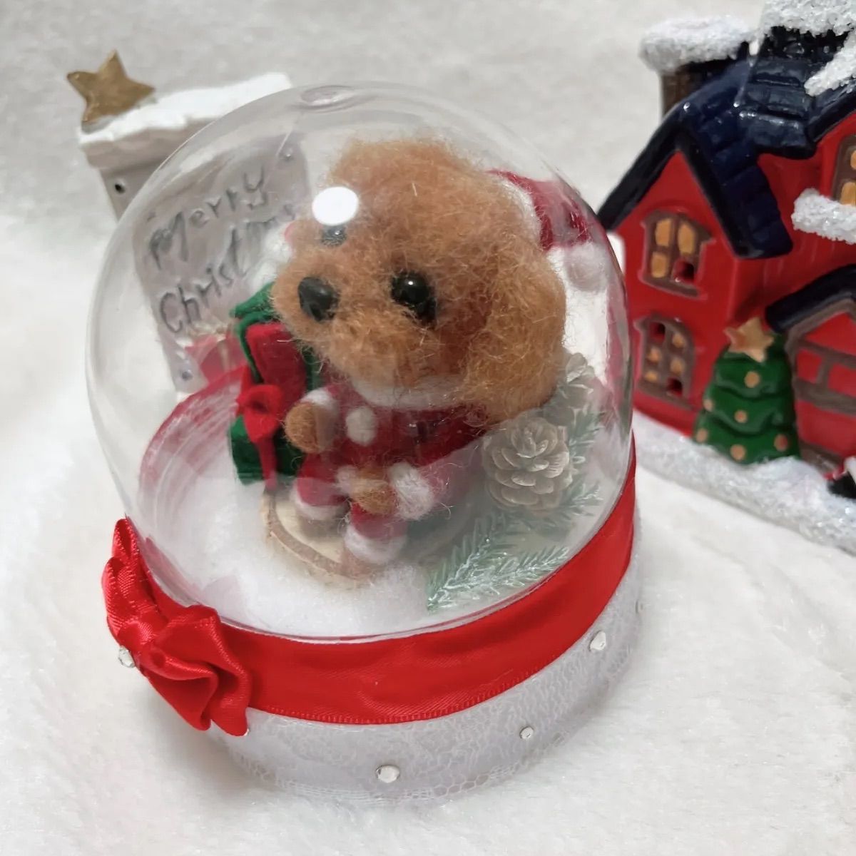 羊毛フェルトのクリスマスツリーとトイプードルのサンタさん ⭐︎クリスマス サンタ トイプードル ♪ ドーム 羊毛フェルト