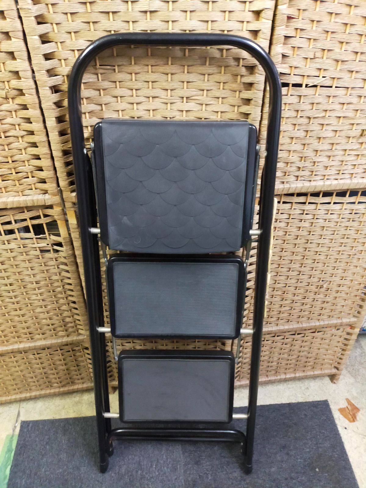 STEP_STOOL