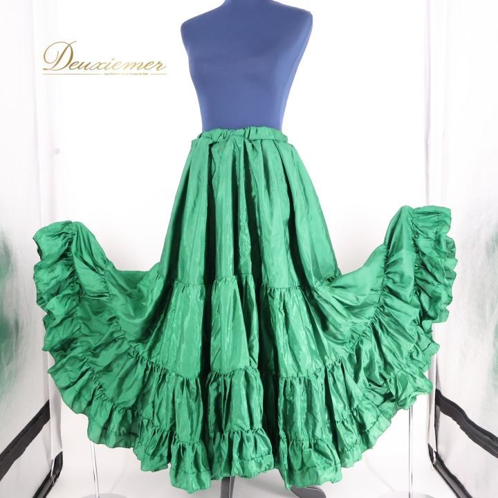 ベリーダンス 衣装 ジプシースカート レディース 25ヤード グリーン系 緑 ロング フリル 大きく広がる裾 無地 シンプル 光沢 艶 コスチューム 発表会 スカート ダンス衣装 発表会衣装 25ヤードスカート 鮮やか 衣装アクセント ダンスイベント