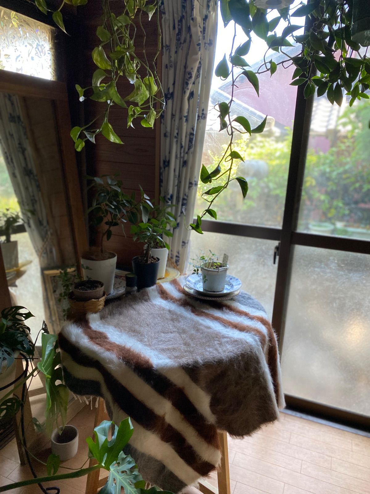 トルコ発 の為再々入荷 在庫2点のみ 4色のアンゴラヤギのモヘアで織られ手織りの毛布シイルトバッタニィエ 現地より卸売販売当店のみのサイズと質とお値段 椅子やソファやテーブルにも キャンプや車にも1枚あると超便利 MARWIL-DEMENAGEMENTS_CH