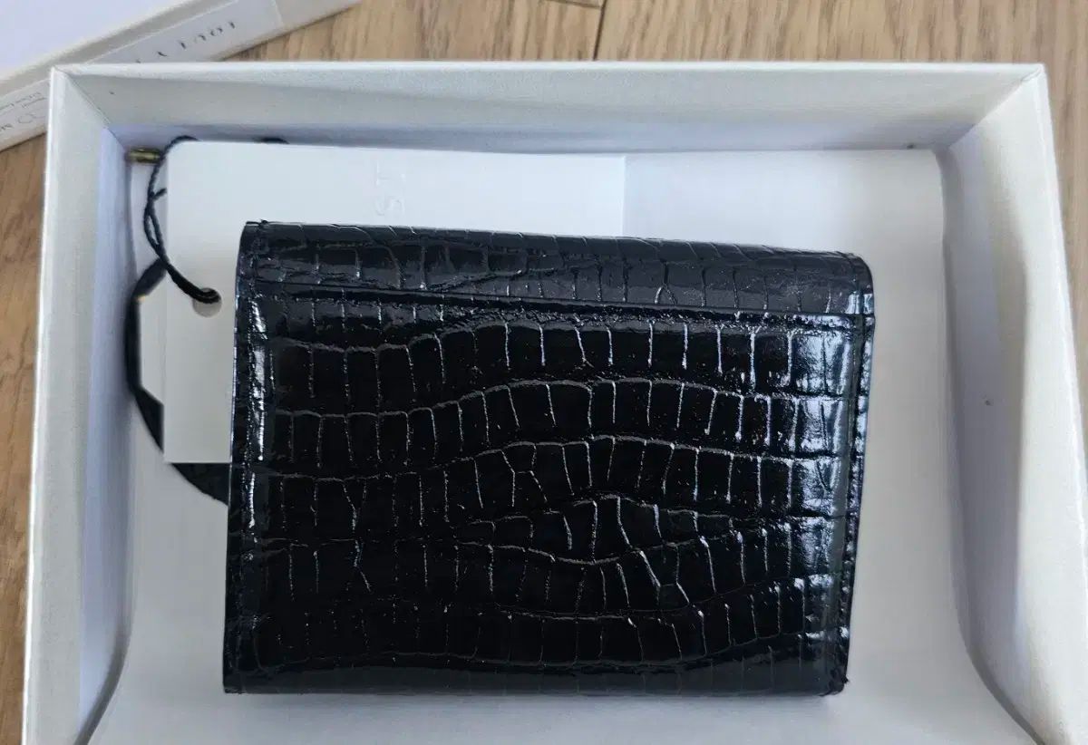 TOUT Y EST 財布数回使用ほぼ美品】TOUT Y ESTミニウォレット TOUT Y