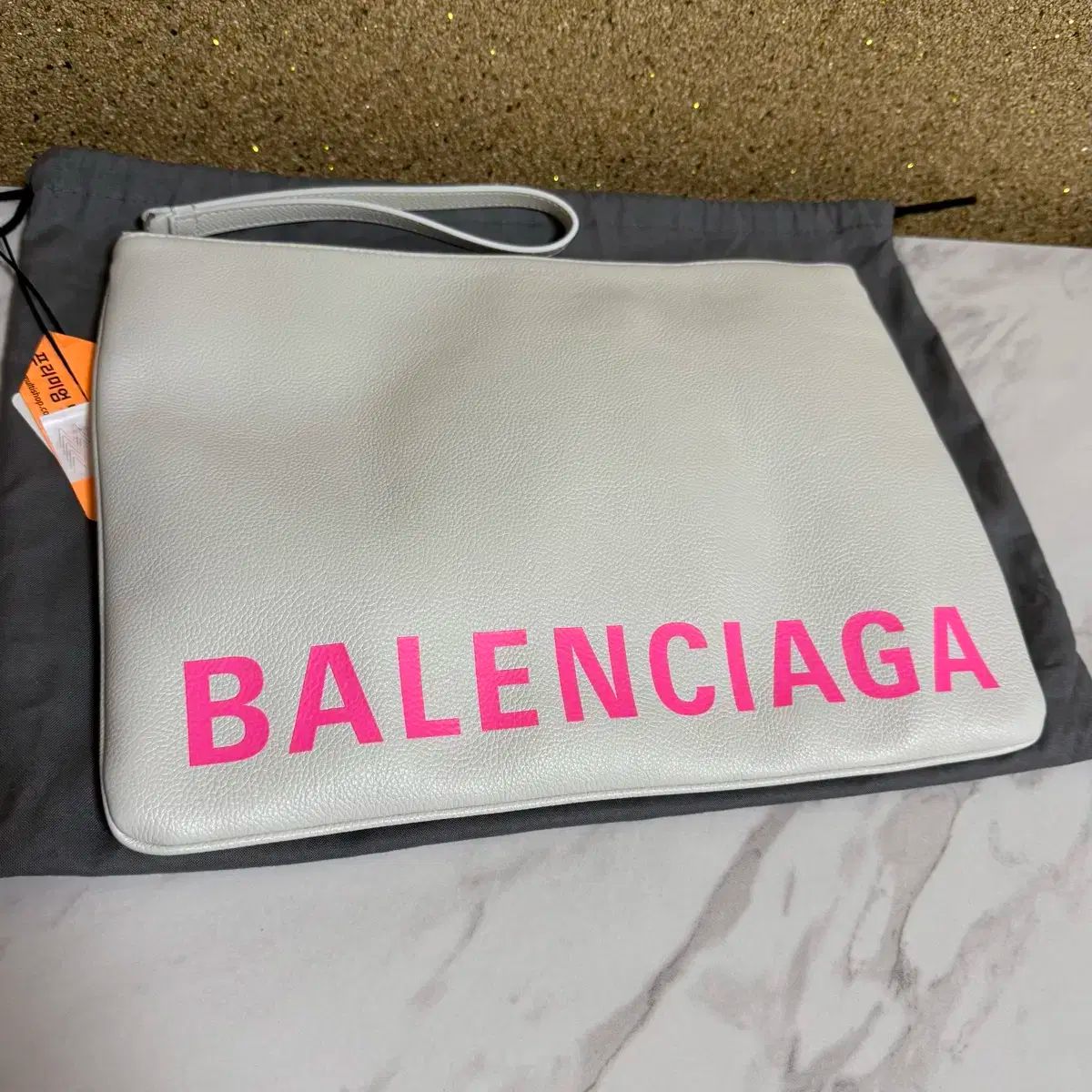 ン 大人気 新品 ノ BALENCIAGA(バレンシアガ) ホワイト ピンク ロゴ ストラップ バッグ