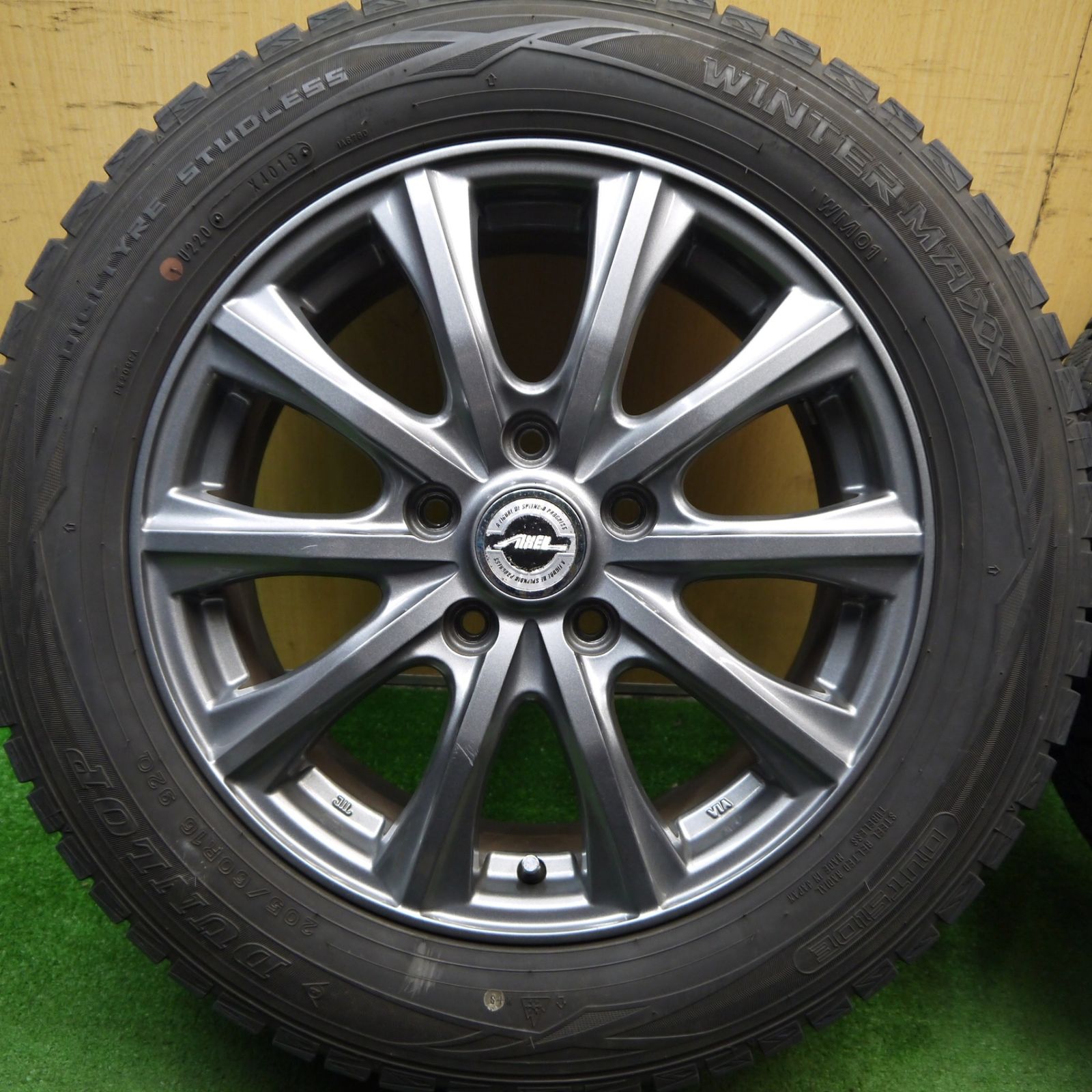 バリ溝！キレイ！8.5分☆スタッドレス 205/60R16 ダンロップ 