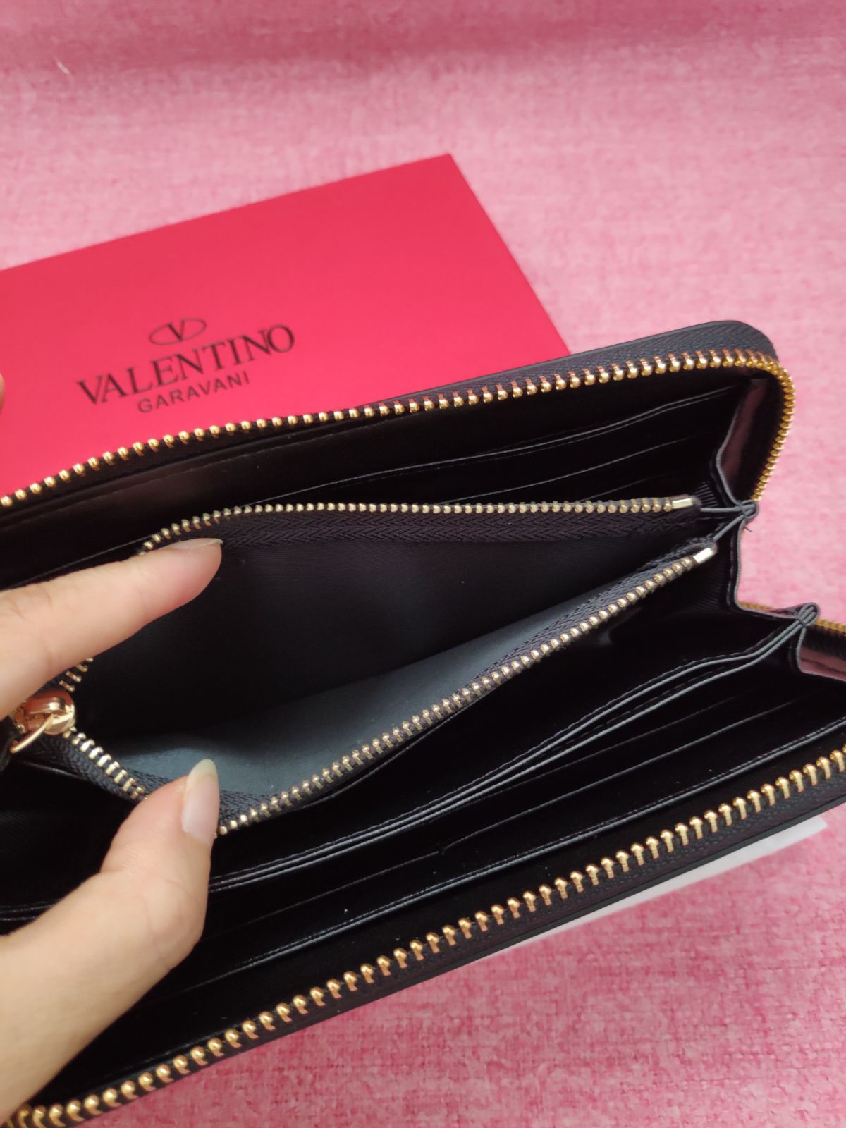 オススメ🌸VALENTINO・ヴァレンティノ　財布　ブラック  ロックスタッズ 長財布　◆レディース◆　人気美品