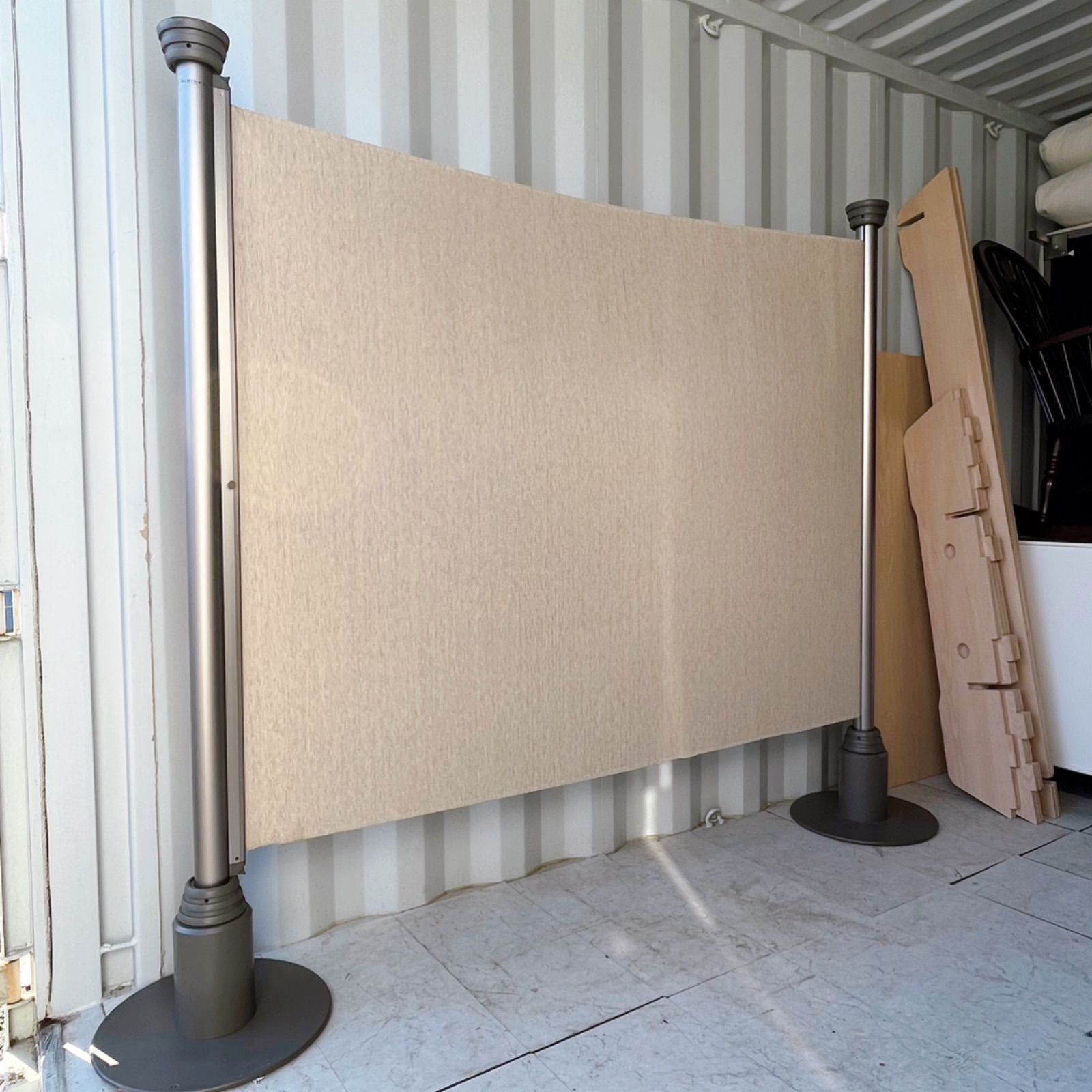 取付無料！オカムラ クロス内蔵 伸縮式ロールパーテーション スクリーン✨ 取付無料！オカムラ クロス内蔵 伸縮式ロールパーテーション スクリーン✨