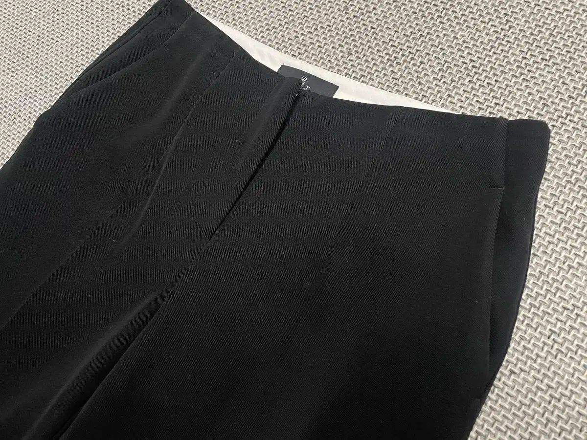 スラックスパンツ