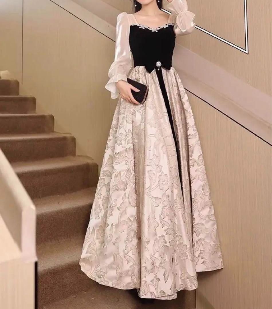 ビジューとリボンが美しくオシャレな花柄スカートのロングドレス