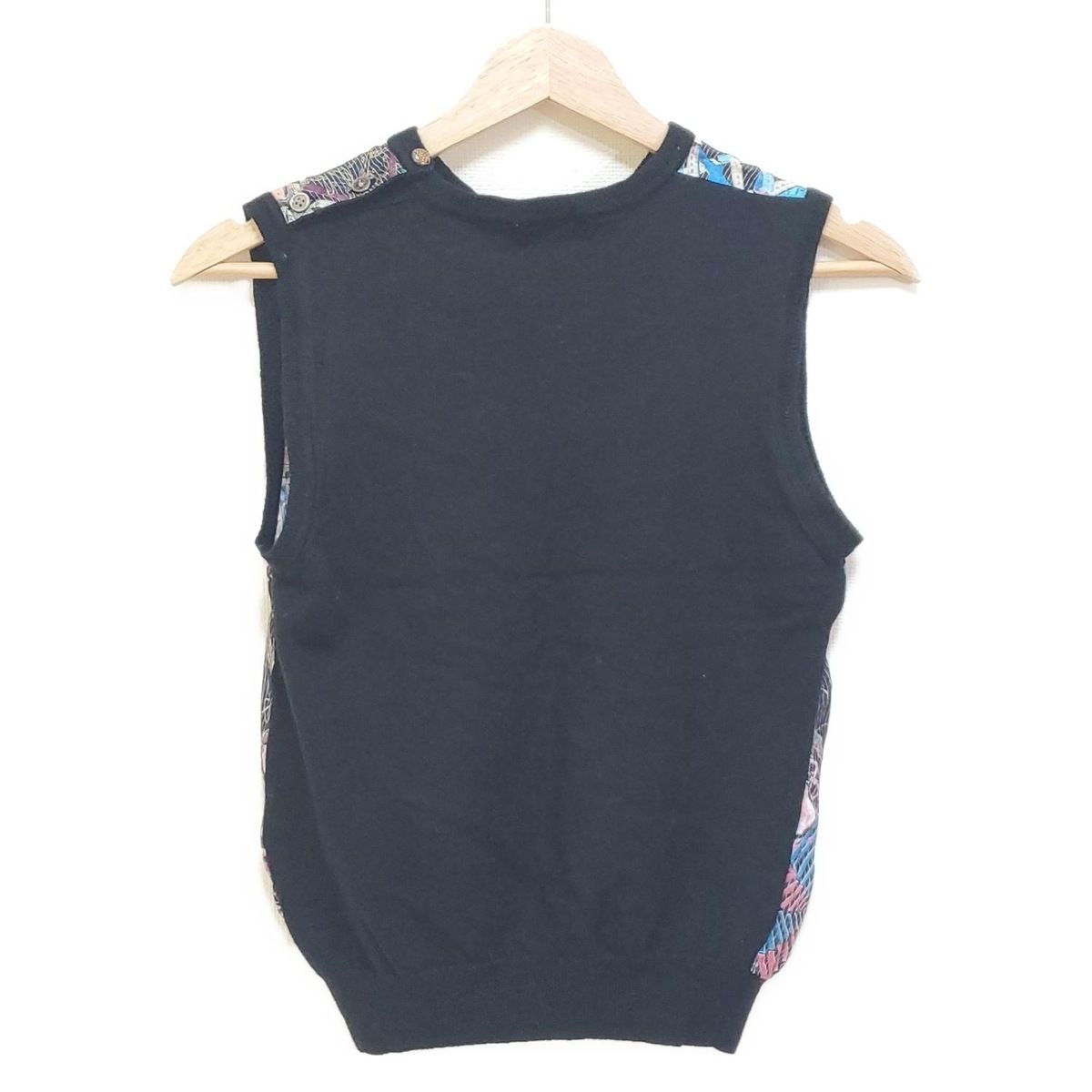 【驚きの価格が実現！】 PaulSmith BLACK ポールスミスブラック ノースリーブセーター サイズM レディース - 黒×ブルー×マルチ クルーネック|異素材切替え 全国に販売中！