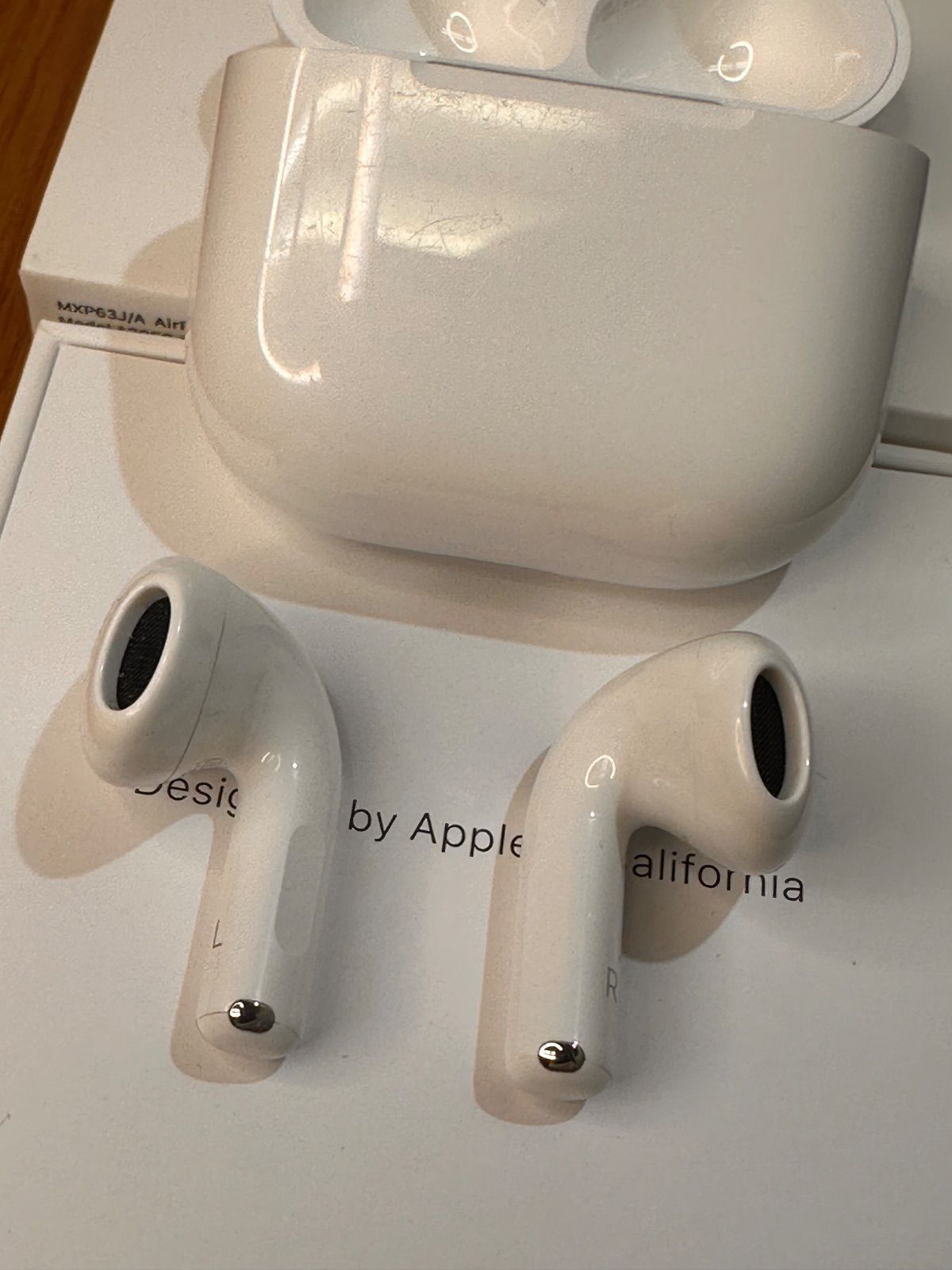 【美品】AirPods 4 D6LG2 ANC非搭載 MXP63J/A Apple AirPods 4 MXP63J/A H2チップ ワイヤレスイヤホン 第4世代