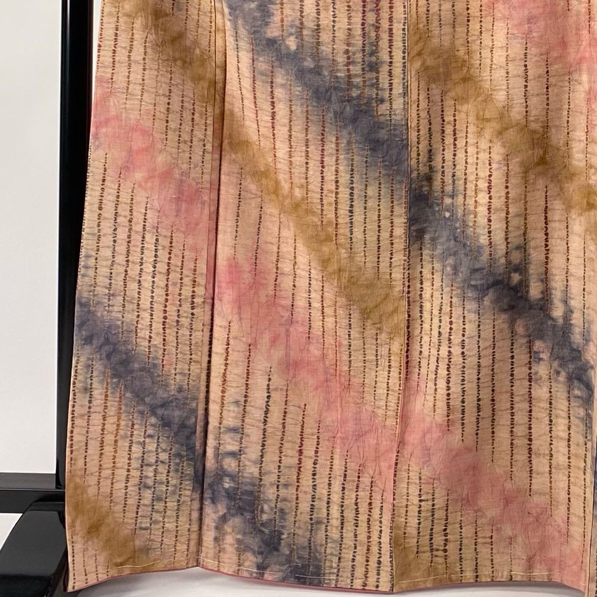 品質100％保証! 小紋 身丈167.5cm 裄丈66cm M 袷 紬地 縦縞 幾何学模様 絞り ピンクベージュ 正絹 秀品