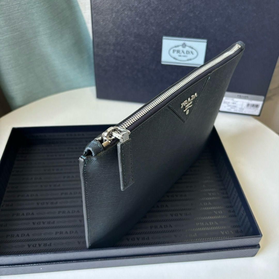 お値下げ⭐︎超美品⭐︎PRADA パープル クラッチバッグ（オマケリングつき） Prada プラダのクラッチバッグ、手触りが滑らか、シンプルな外観